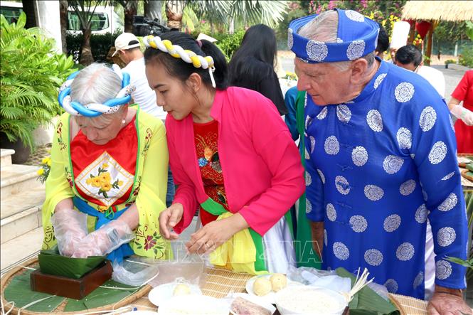 Du khách quốc tế hào hứng làm bánh chưng ngày Tết cổ truyền Việt Nam Chú thích ảnh