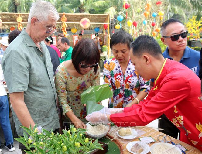 Du khách quốc tế hào hứng làm bánh chưng ngày Tết cổ truyền Việt Nam Chú thích ảnh