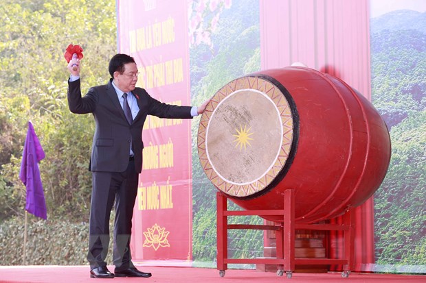 Chu tich Quoc hoi phat dong thi dua va Tet trong cay tai Tuyen Quang hinh anh 1