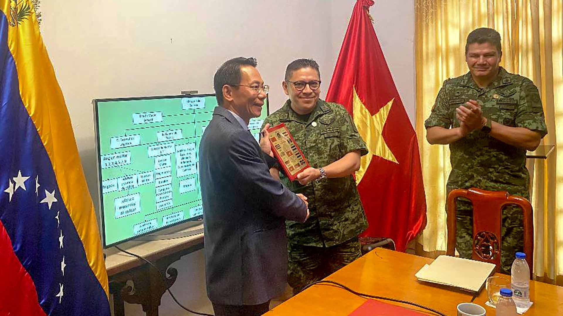 Đại sứ Lê Viết Duyên và ông Vicente Javier Mandujano Acevedo chụp ảnh kỷ niệm.