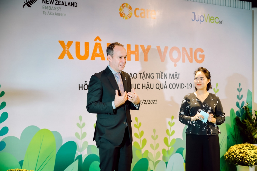 Đại sứ quán New Zealand và tổ chức CARE Quốc tế tại Việt Nam hỗ trợ tiền mặt cho 350 lao động giúp việc Đại sứ quán New Zealand và tổ chức CARE Quốc tế tại Việt Nam hỗ trợ tiền mặt cho 350 lao động giúp việc