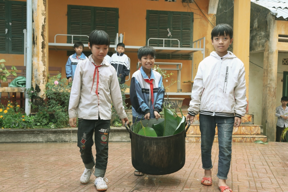 World Vision Việt Nam tặng bánh chưng, bao lì xì và quà cho người dân Hoà Bình World Vision Việt Nam tặng bánh chưng, bao lì xì và quà cho người dân Hoà Bình