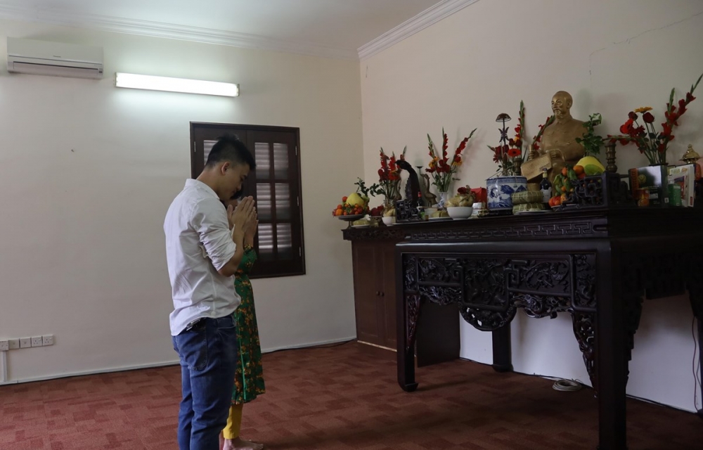 Đại sứ quán Việt Nam tại Malaysia dâng hương Bác Hồ và gói bánh chưng tặng cộng đồng người Việt Đại sứ quán Việt Nam tại Malaysia dâng hương Bác Hồ và gói bánh chưng tặng cộng đồng người Việt