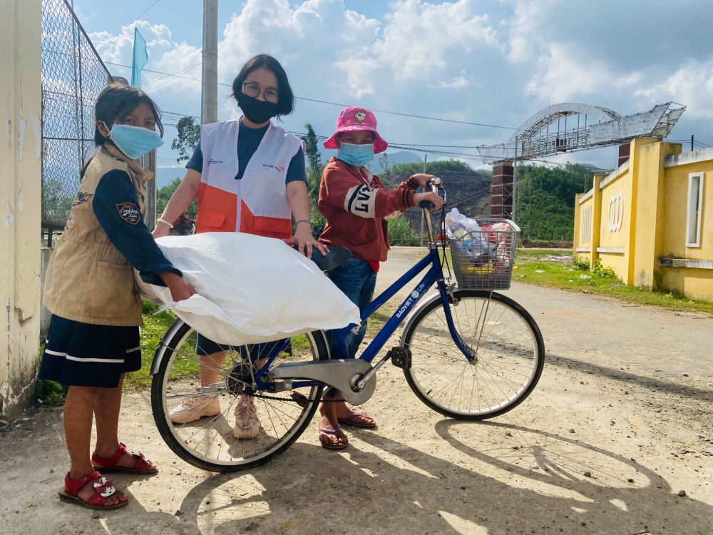 World Vision Việt Nam cấp phát thực phẩm và tiền mặt cho gần 2.000 hộ gia đình tại Quảng Ngãi, Quảng Trị World Vision Việt Nam cấp phát thực phẩm và tiền mặt cho gần 2.000 hộ gia đình tại Quảng Ngãi, Quảng Trị