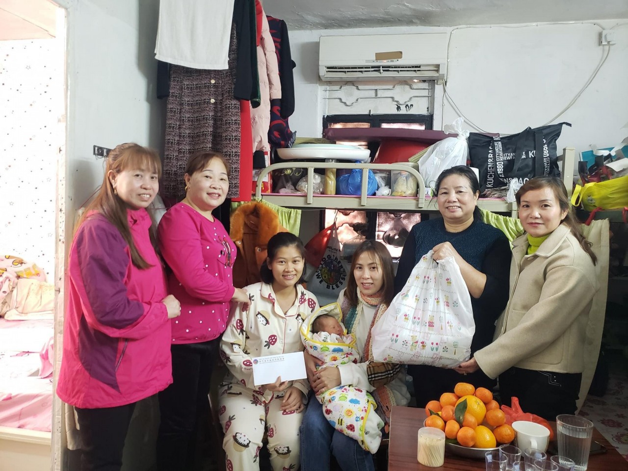 Trao 55 suất quà Tết cho người Việt gặp khó khăn tại Macau (Trung Quốc) Trao 55 suất quà Tết cho người Việt gặp khó khăn tại Macau (Trung Quốc)