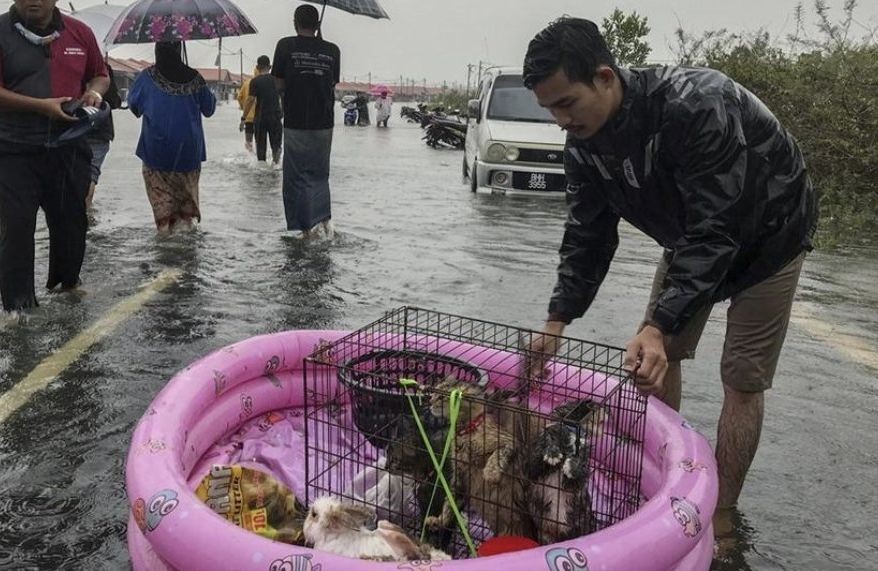 Lũ lụt tại Malaysia khiến khoảng 12.000 người dân phải sơ tán Lũ lụt tại Malaysia khiến khoảng 12.000 người dân phải sơ tán