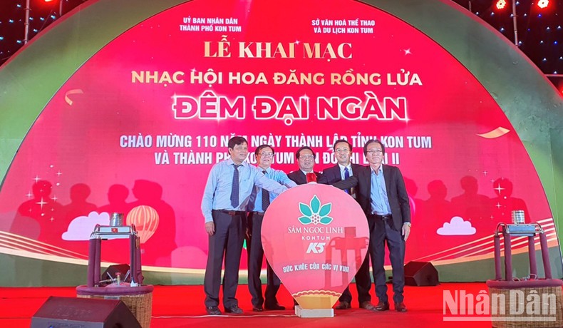 Nhạc hội hoa đăng rồng lửa “Đêm đại ngàn” kỷ niệm 110 năm thành lập tỉnh Kon Tum Nhạc hội hoa đăng rồng lửa “Đêm đại ngàn” kỷ niệm 110 năm thành lập tỉnh Kon Tum ảnh 1