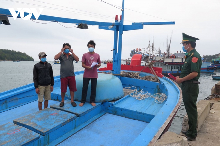 Cứu 4 người Philippines, một ngư dân Quảng Ngãi được tặng bằng khen Cứu 4 người Philippines, một ngư dân Quảng Ngãi được tặng bằng khen