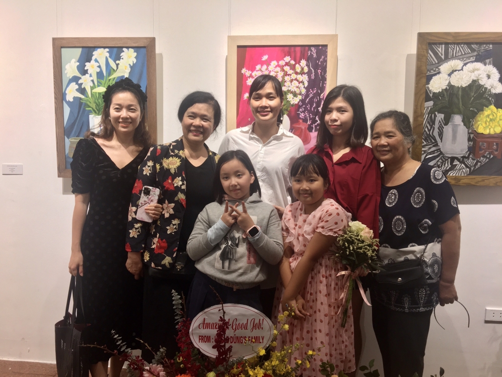 Bức tranh cuộc sống tươi đẹp qua nét vẽ cô gái khiếm thính Dương Phương Linh
