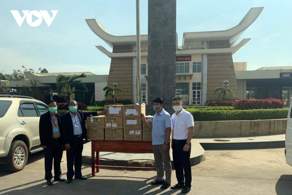 Tặng 80.000 khẩu trang cho Đảng Nhân dân Campuchia và bà con gốc Việt Tặng 80.000 khẩu trang cho Đảng Nhân dân Campuchia và bà con gốc Việt