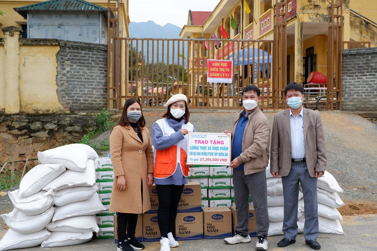 World Vision Việt Nam hỗ trợ tiền mặt cho 340 trẻ em mồ côi và bị ảnh hưởng COVID-19 tại TP.HCM World Vision Việt Nam hỗ trợ tiền mặt cho 340 trẻ em mồ côi và bị ảnh hưởng COVID-19 tại TP.HCM