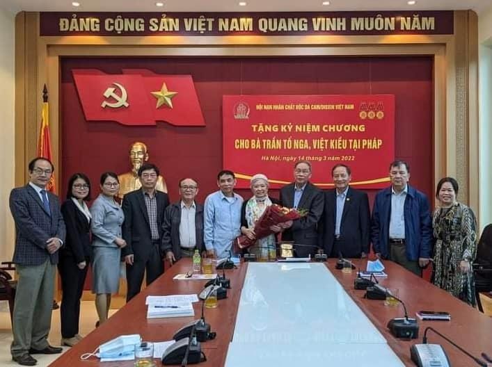 Trao Kỷ niệm chương Vì nạn nhân chất độc da cam cho bà Trần Tố Nga Trao Kỷ niệm chương Vì nạn nhân chất độc da cam cho bà Trần Tố Nga