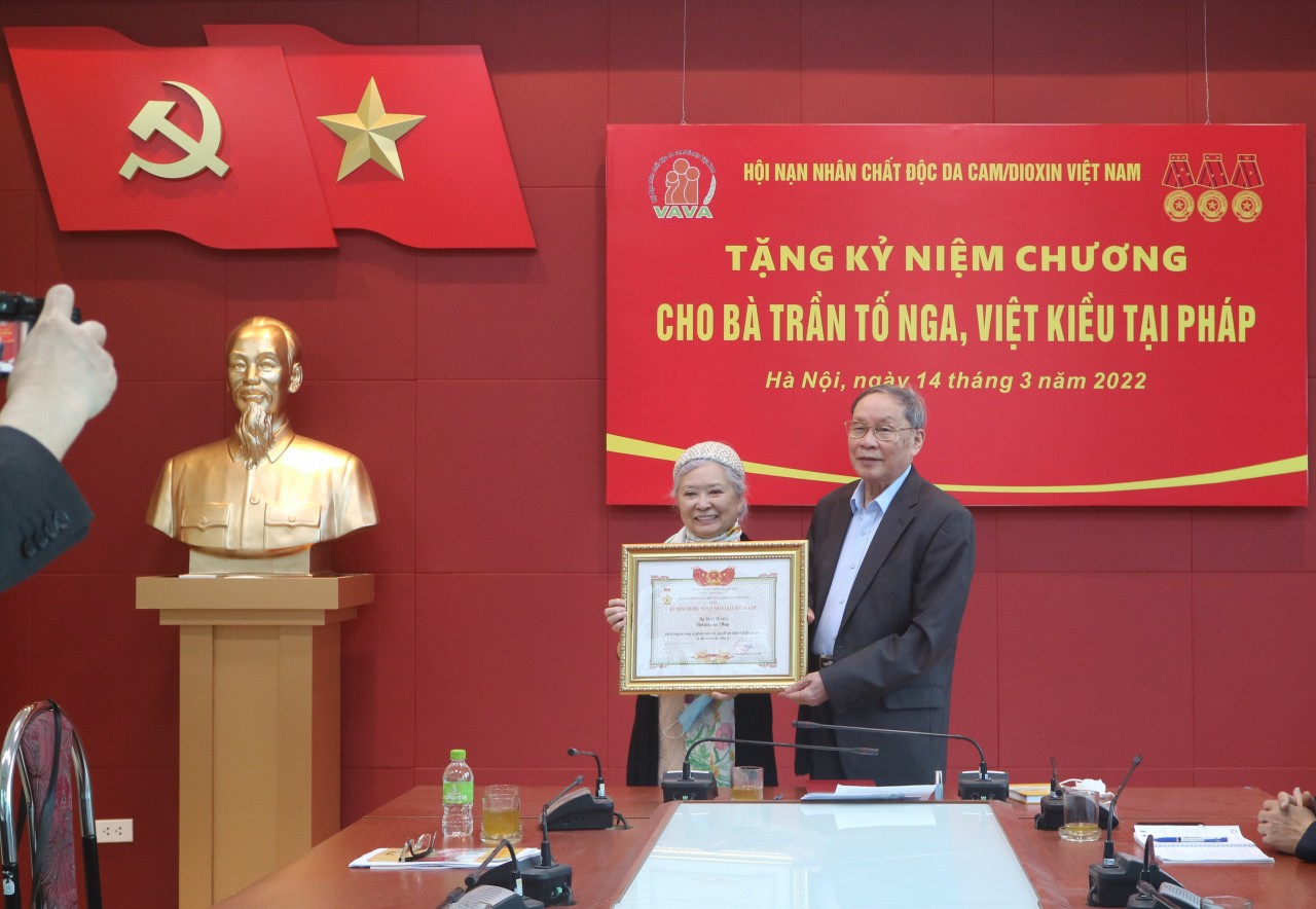 Trao Kỷ niệm chương Vì nạn nhân chất độc da cam cho bà Trần Tố Nga Trao Kỷ niệm chương Vì nạn nhân chất độc da cam cho bà Trần Tố Nga