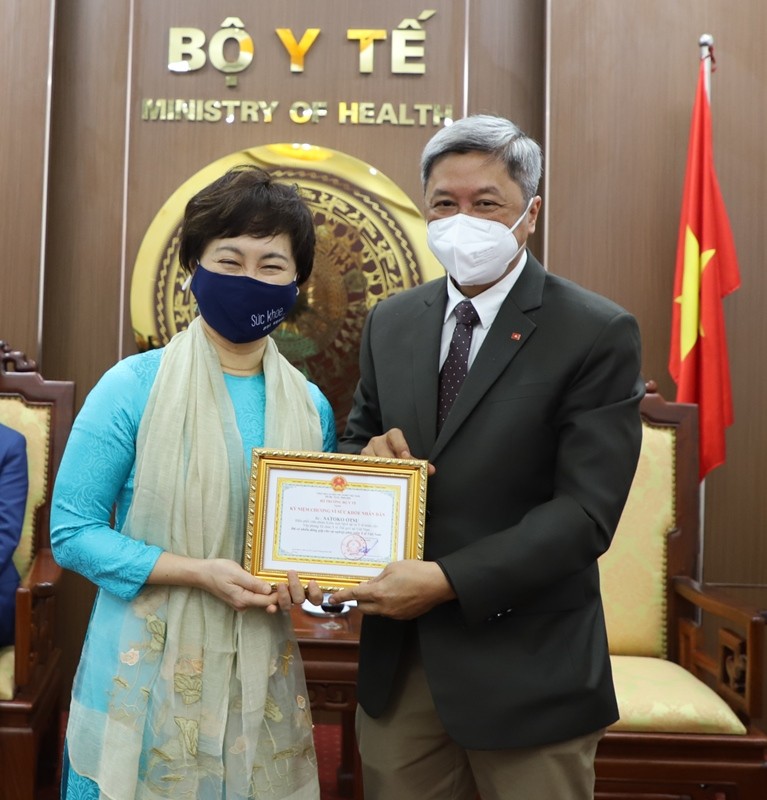 Trao Kỷ niệm chương “Vì sức khỏe nhân dân” cho chuyên gia y tế WHO tại Việt Nam Trao Kỷ niệm chương “Vì sức khỏe nhân dân” cho chuyên gia y tế WHO tại Việt Nam