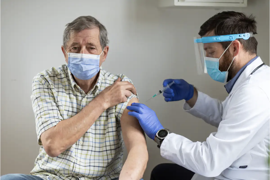 Mỹ cấp phép tiêm mũi thứ 4 bằng vaccine của Pfizer/BioNTech và Moderna cho người trên 50 tuổi Mỹ cấp phép tiêm mũi thứ 4 bằng vaccine của Pfizer/BioNTech và Moderna cho người trên 50 tuổi