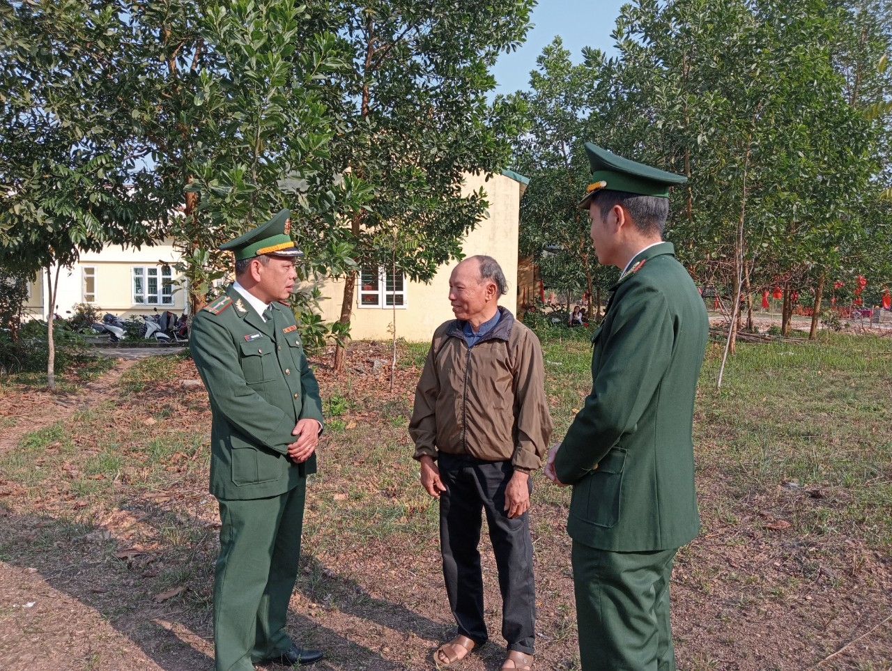 Những Người có uy tín xã Bắc Sơn thường xuyên trao đổi, thông tin với lực lượng biên phòng