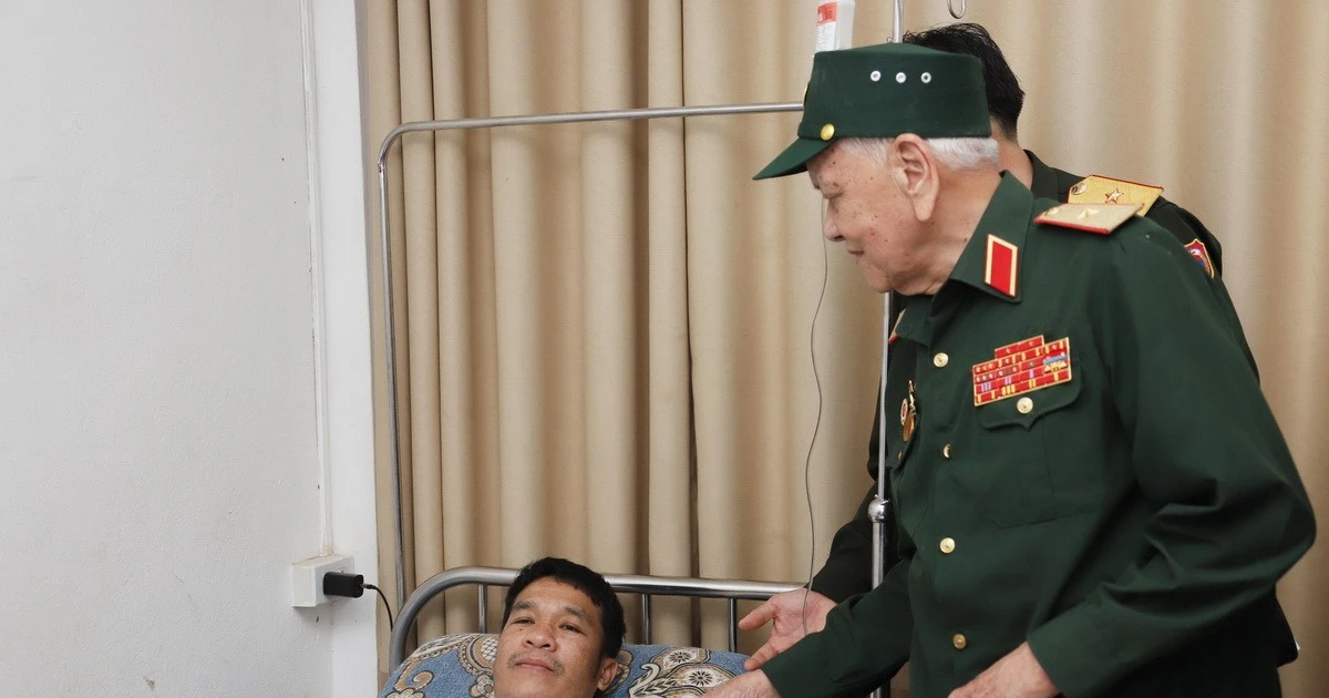 Việt Nam tặng quà cho thương bệnh binh là quân nhân và cựu quân nhân Lào Việt Nam tặng quà cho thương bệnh binh là quân nhân và cựu quân nhân Lào