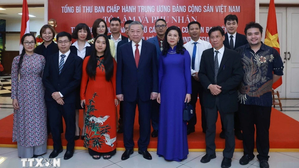 Tổng Bí thư Tô Lâm thăm Đại sứ quán, gặp gỡ cán bộ các cơ quan đại diện và cộng đồng người Việt Nam tại Indonesia Tổng Bí thư Tô Lâm thăm Đại sứ quán, gặp gỡ cán bộ các cơ quan đại diện và cộng đồng người Việt Nam tại Indonesia