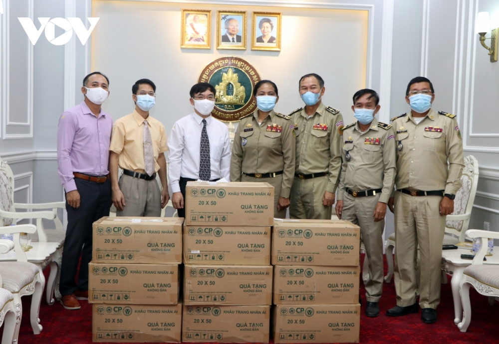 Đại sứ quán Việt Nam tặng 10.000 chiếc khẩu trang cho Tổng cục Di trú Campuchia Đại sứ quán Việt Nam tặng 10.000 chiếc khẩu trang cho Tổng cục Di trú Campuchia