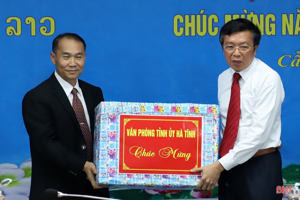 Hà Tĩnh chúc Tết cổ truyền Bunpimay chính quyền và nhân dân tỉnh Bôlykhămxay, Lào Hà Tĩnh chúc Tết cổ truyền Bunpimay chính quyền và nhân dân tỉnh Bôlykhămxay, Lào