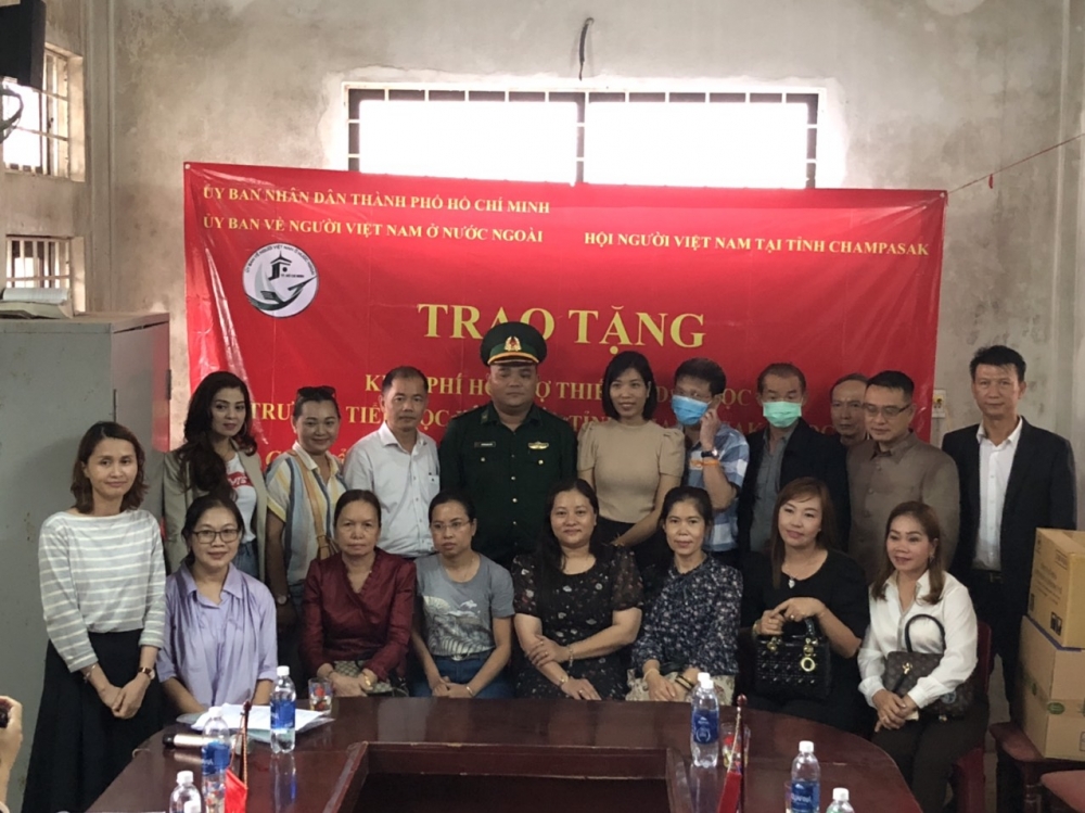 Tặng 590 triệu đồng mua sắm thiết bị cho Trường Tiểu học Hữu nghị tỉnh Champasak (Lào) Tặng 590 triệu đồng mua sắm thiết bị cho Trường Tiểu học Hữu nghị tỉnh Champasak (Lào)