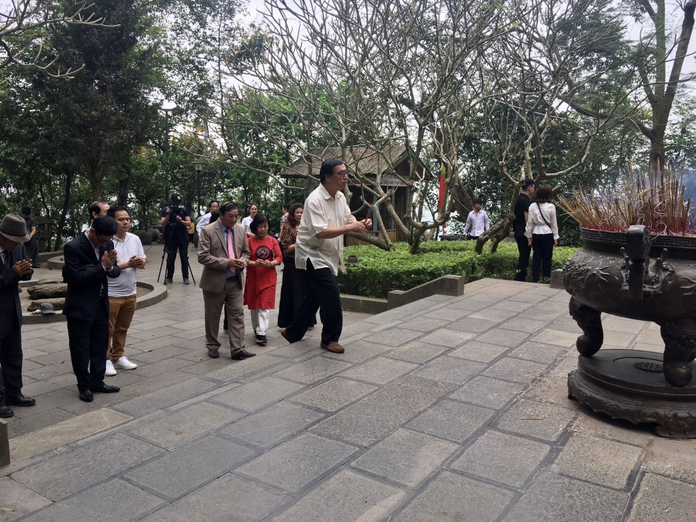 Hội liên lạc với người Việt Nam ở nước ngoài Đoàn kiều bào dâng hương các Vua Hùng Hội liên lạc với người Việt Nam ở nước ngoài Đoàn kiều bào dâng hương các Vua Hùng