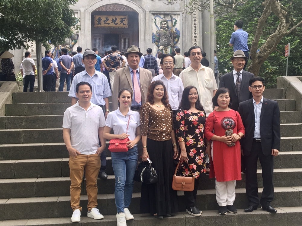 Hội liên lạc với người Việt Nam ở nước ngoài Đoàn kiều bào dâng hương các Vua Hùng Hội liên lạc với người Việt Nam ở nước ngoài Đoàn kiều bào dâng hương các Vua Hùng