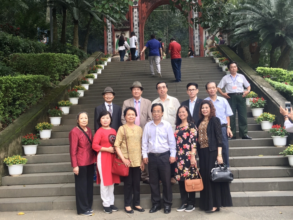 Hội liên lạc với người Việt Nam ở nước ngoài Đoàn kiều bào dâng hương các Vua Hùng Hội liên lạc với người Việt Nam ở nước ngoài Đoàn kiều bào dâng hương các Vua Hùng