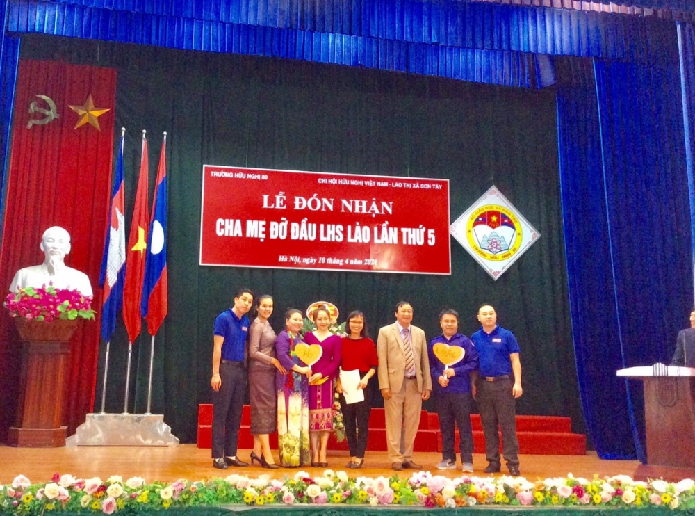400 lưu học sinh Lào được người Việt nhận làm con nuôi tại thị xã Sơn Tây (Hà Nội) 400 lưu học sinh Lào được người Việt nhận làm con nuôi tại thị xã Sơn Tây (Hà Nội)