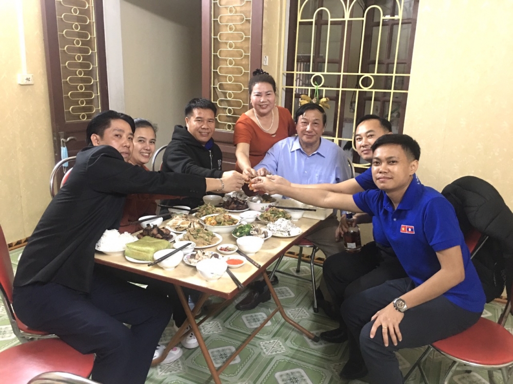 400 lưu học sinh Lào được người Việt nhận làm con nuôi tại thị xã Sơn Tây (Hà Nội) 400 lưu học sinh Lào được người Việt nhận làm con nuôi tại thị xã Sơn Tây (Hà Nội)