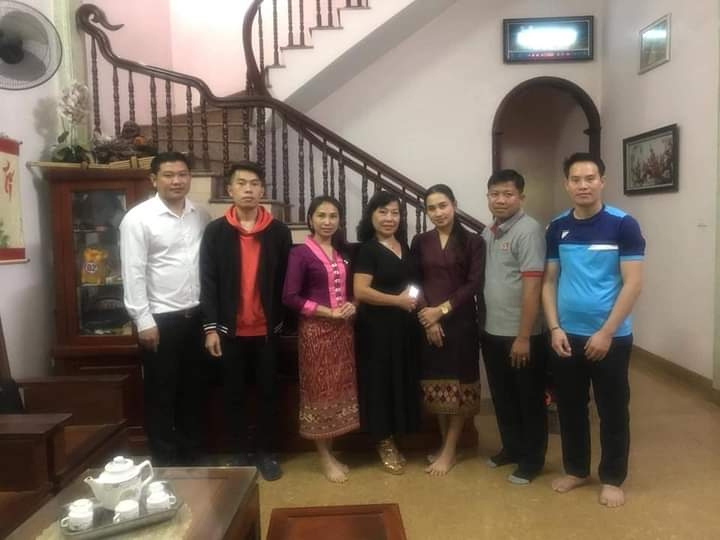 400 lưu học sinh Lào được người Việt nhận làm con nuôi tại thị xã Sơn Tây (Hà Nội) 400 lưu học sinh Lào được người Việt nhận làm con nuôi tại thị xã Sơn Tây (Hà Nội)