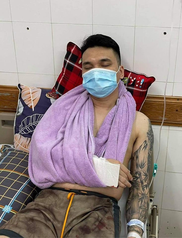 Tin Showbiz Việt ngày 21/4: Khắc Việt gãy tay do chơi thể thao, Nhà thơ Hoàng Nhuận Cầm qua đời Tin Showbiz Việt ngày 21/4: Khắc Việt gãy tay do chơi thể thao, Nhà thơ Hoàng Nhuận Cầm qua đời