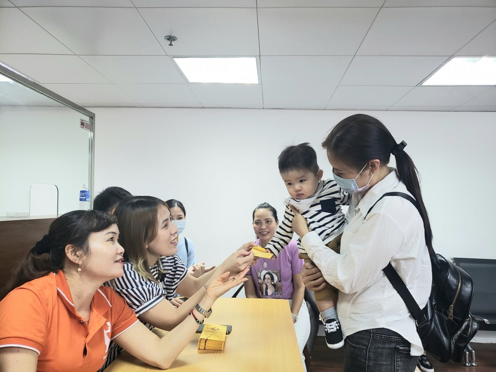 Hỗ trợ 50 phần quà cho người Việt tại Macau gặp khó khăn vì COVID-19 Hỗ trợ 50 phần quà cho người Việt tại Macau gặp khó khăn vì COVID-19
