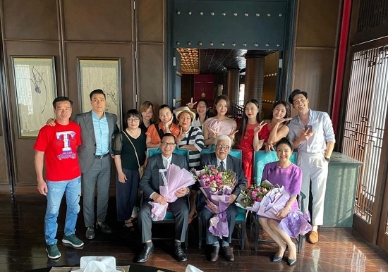 Tin Showbiz Việt ngày 23/4: Ngọc Trinh tạo dáng bên xế hộp gần 10 tỷ đồng, Phi Nhung sang tận nhà hỏi cưới Hoài Linh Tin Showbiz Việt ngày 23/4: Ngọc Trinh tạo dáng bên xế hộp gần 10 tỷ đồng, Phi Nhung sang tận nhà hỏi cưới Hoài Linh