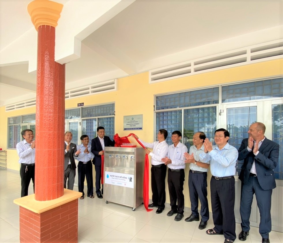 Tổ chức VCF tặng 49 hệ thống lọc nước, 100 học bổng cho các trường tại biên giới tỉnh Long An Tổ chức VCF tặng 49 hệ thống lọc nước, 100 học bổng cho các trường tại biên giới tỉnh Long An