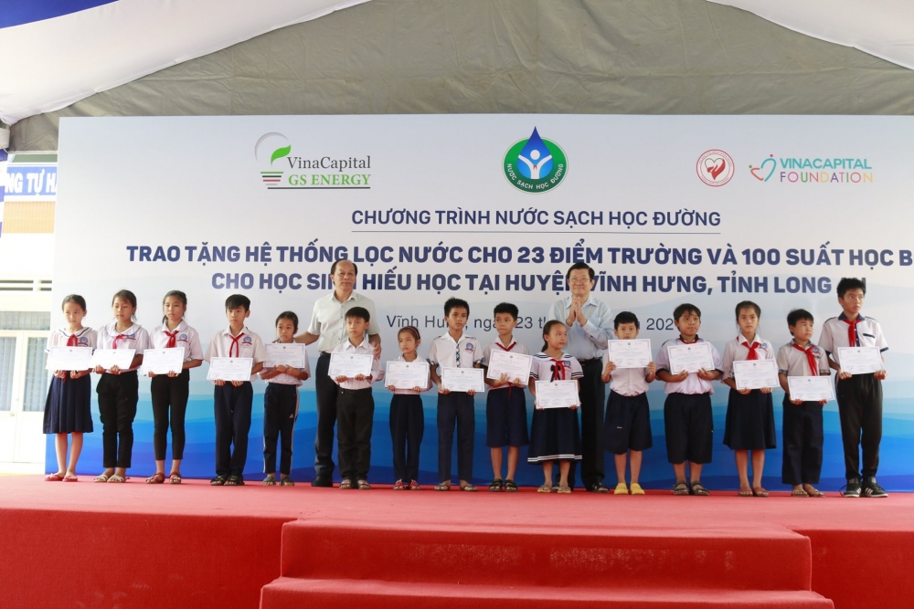 Tổ chức VCF tặng 49 hệ thống lọc nước, 100 học bổng cho các trường tại biên giới tỉnh Long An Tổ chức VCF tặng 49 hệ thống lọc nước, 100 học bổng cho các trường tại biên giới tỉnh Long An