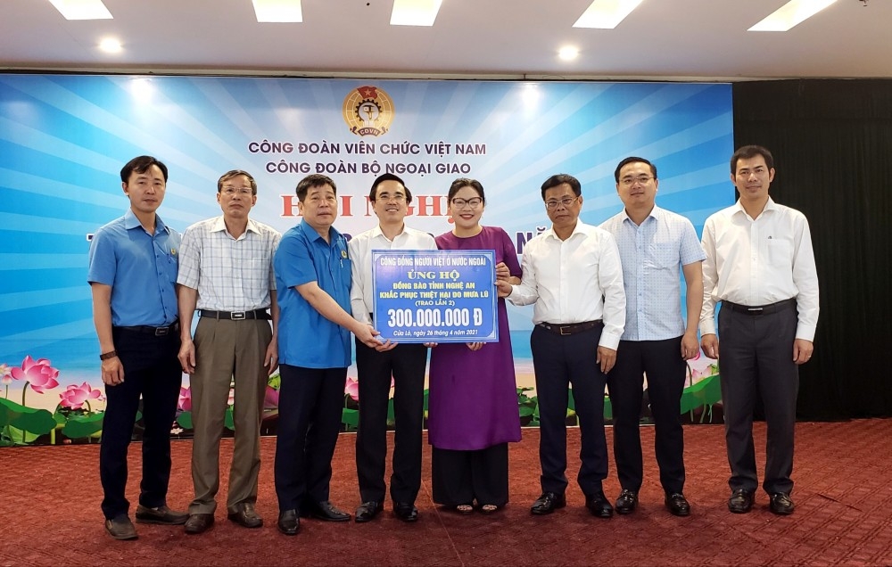 Cộng đồng người Việt tại nước ngoài hỗ trợ bà con vùng lũ Nghệ An, Hà Tĩnh 600 triệu đồng Cộng đồng người Việt tại nước ngoài hỗ trợ bà con vùng lũ Nghệ An, Hà Tĩnh 600 triệu đồng