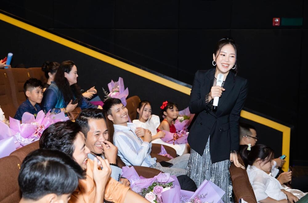 Tin Showbiz Việt ngày 28/4: Hoa hậu Hoàn Vũ Việt Nam 2021 nâng tuổi thí sinh, vợ đại gia Dũng 'lò vôi' chỉ trích Hoài Linh Tin Showbiz Việt ngày 28/4: Hoa hậu Hoàn Vũ Việt Nam 2021 nâng tuổi thí sinh, vợ đại gia Dũng 'lò vôi' chỉ trích Hoài Linh