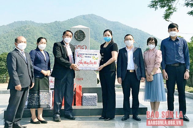 Sơn La chúc Tết cổ truyền Bunpimay tỉnh Hủa Phăn (Lào) Sơn La chúc Tết cổ truyền Bunpimay tỉnh Hủa Phăn (Lào)