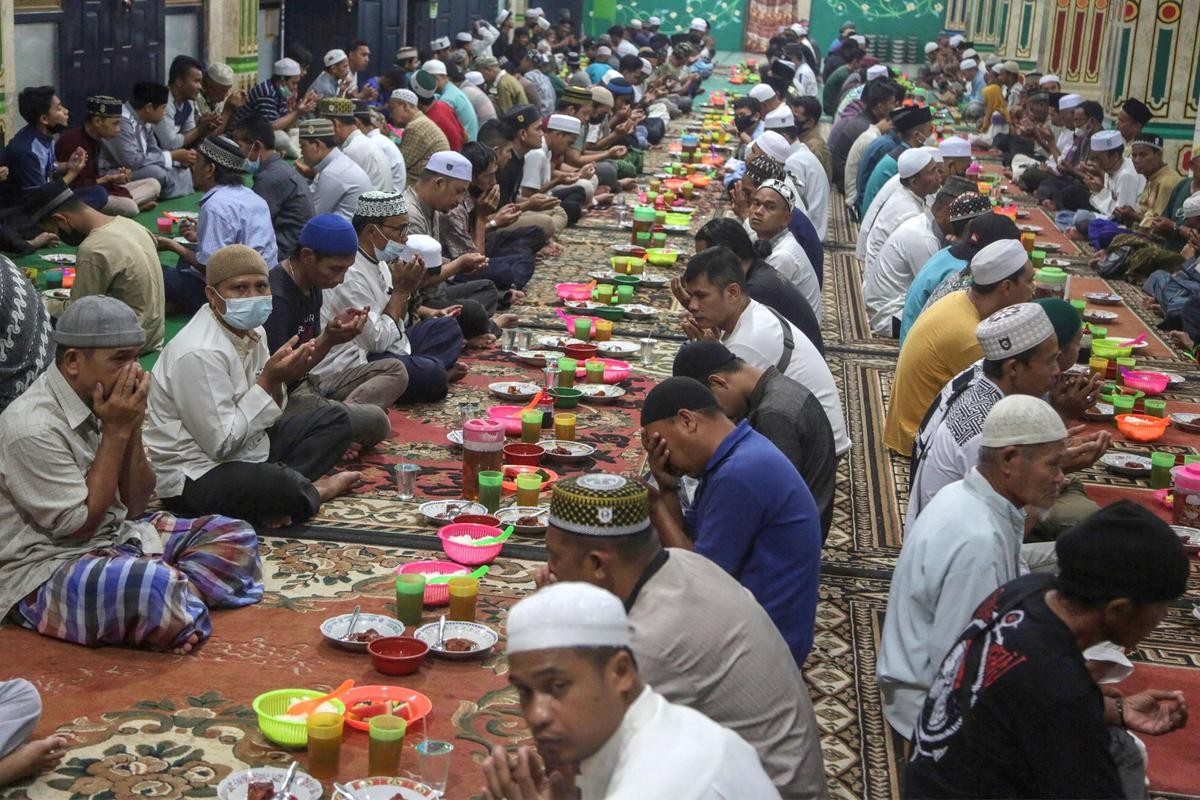 Hình ảnh những tín đồ Hồi giáo trên khắp thế giới đón tháng lễ Ramadan Hình ảnh những tín đồ Hồi giáo trên khắp thế giới đón tháng lễ Ramadan