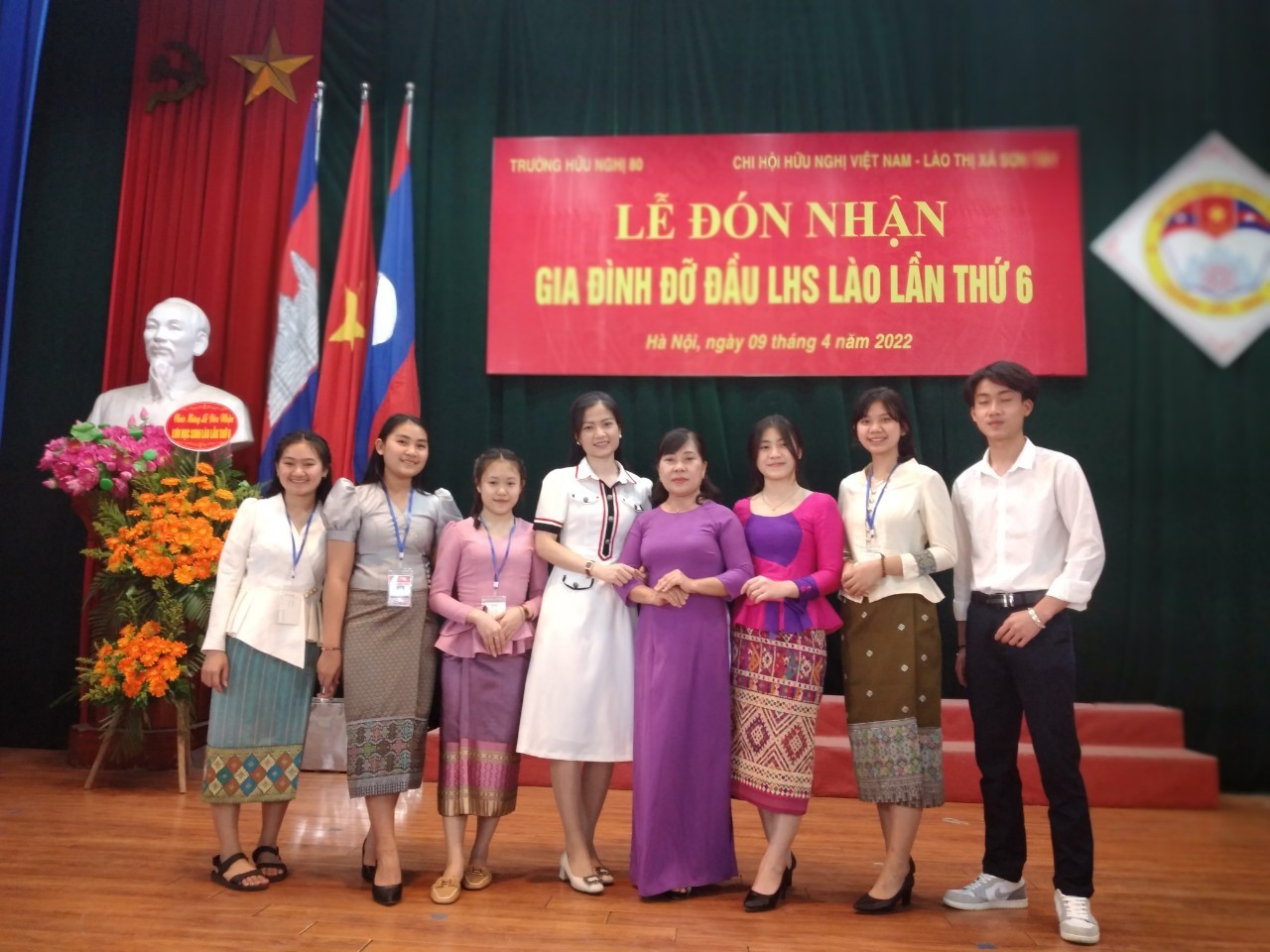 90 lưu học sinh Lào được gia đình người Việt nhận làm con nuôi 90 lưu học sinh Lào được gia đình người Việt nhận làm con nuôi