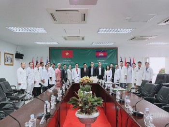 Vun đắp quan hệ hữu nghị, hợp tác Việt Nam – Campuchia qua các hoạt động khám chữa bệnh