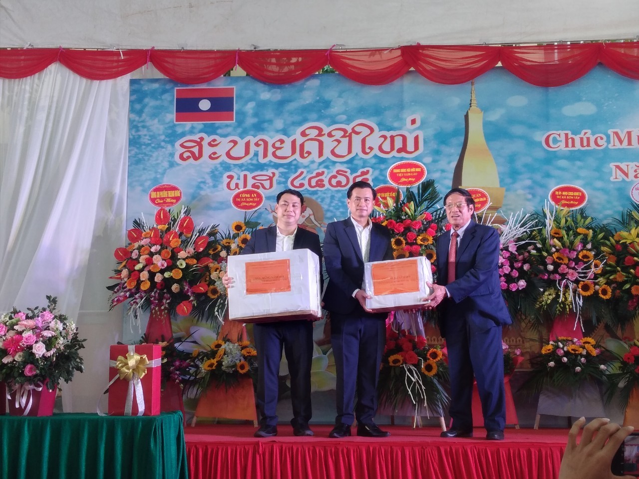 Lưu học sinh Lào tại trường Hữu nghị 80 vui đón tết cổ truyền Bunpimay