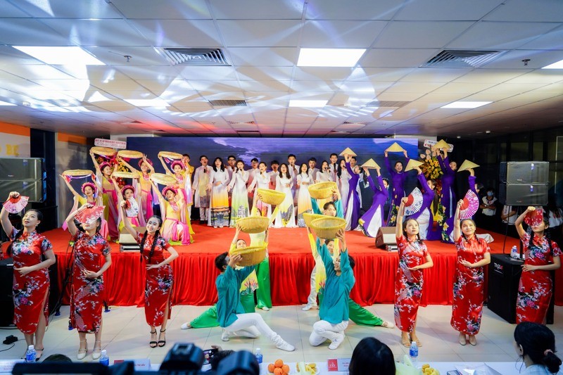 Hội thi văn nghệ Việt – Trung: tạo cầu nối giao lưu, gắn kết sinh viên ngành ngôn ngữ Trung Quốc Hội thi văn nghệ Việt – Trung: tạo cầu nối giao lưu, gắn kết sinh viên ngành ngôn ngữ Trung Quốc