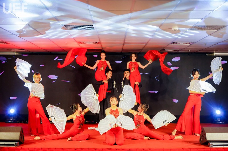 Hội thi văn nghệ Việt – Trung: tạo cầu nối giao lưu, gắn kết sinh viên ngành ngôn ngữ Trung Quốc Hội thi văn nghệ Việt – Trung: tạo cầu nối giao lưu, gắn kết sinh viên ngành ngôn ngữ Trung Quốc