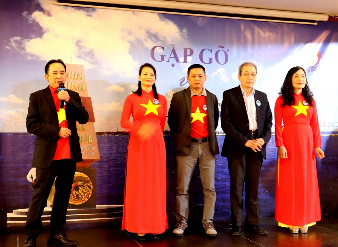 Mang yêu thương, tin tưởng của kiều bào Ba Lan đến với quân, dân Trường Sa Mang yêu thương, tin tưởng của kiều bào Ba Lan đến với quân, dân Trường Sa