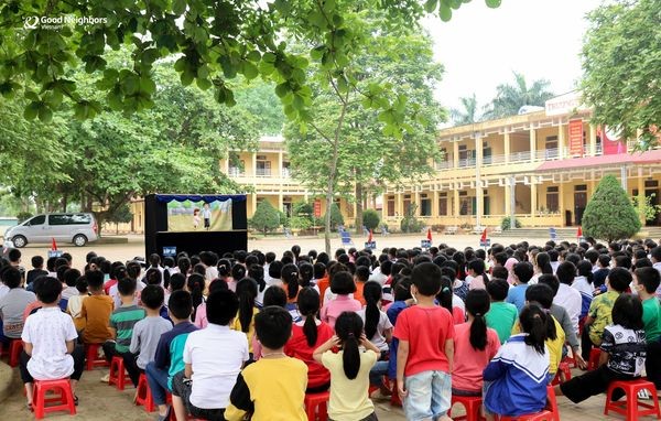 GNI trao tặng quần áo và bàn ghế học tập cho trẻ em Thanh Hóa, Hòa Bình GNI trao tặng quần áo và bàn ghế học tập cho trẻ em Thanh Hóa, Hòa Bình