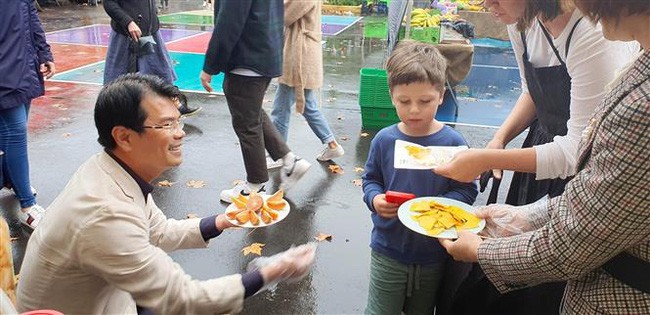 Quảng bá quả hồng xiêm đông lạnh Việt Nam với người Australia | Thị trường | Vietnam+ (VietnamPlus) Quảng bá quả hồng xiêm đông lạnh Việt Nam với người Australia | Thị trường | Vietnam+ (VietnamPlus)