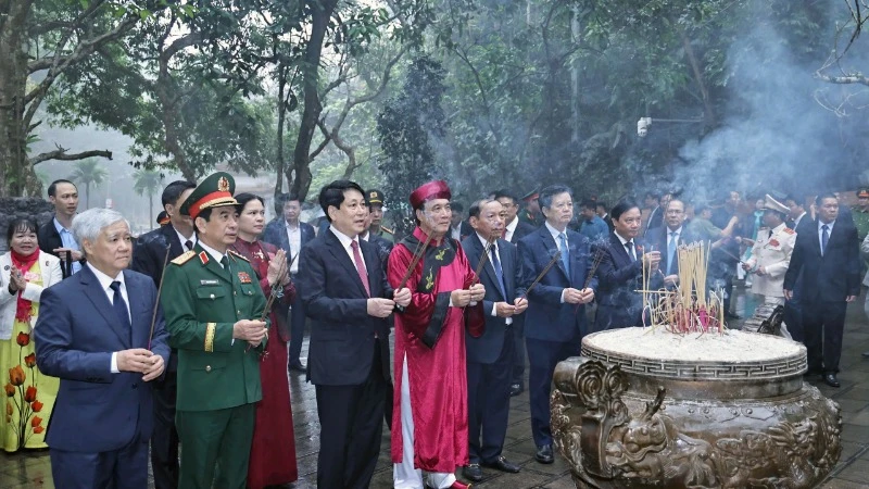 Chủ tịch nước Lương Cường dâng hương Giỗ Tổ Hùng Vương