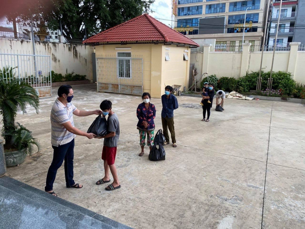 Nghĩa đồng bào giữa tâm dịch tại tỉnh Preah Sihanouk (Campuchia) Nghĩa đồng bào giữa tâm dịch tại tỉnh Preah Sihanouk (Campuchia)